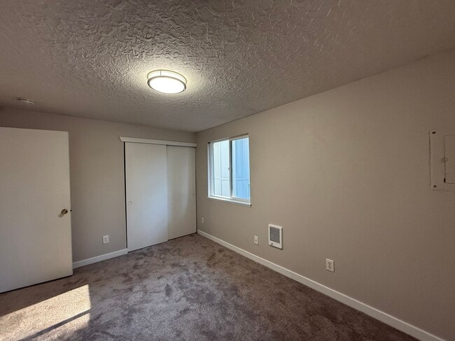 Building Photo - NOW SHOWING SNEAK PREVIEW - RENOVATED TOWNHOME in Raleigh Hill Available for IMMEDIATE MOVE IN an...