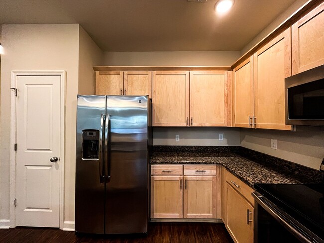 Building Photo - Cozy 3 bedroom, 2 1/2 bathroom townhome in...