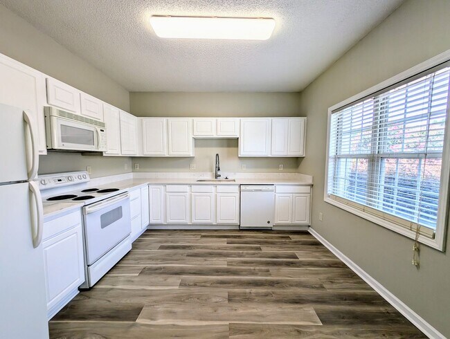 Building Photo - 220 Misty Groves Cir