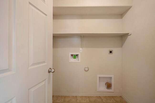 Building Photo - 100 Azurite Dr