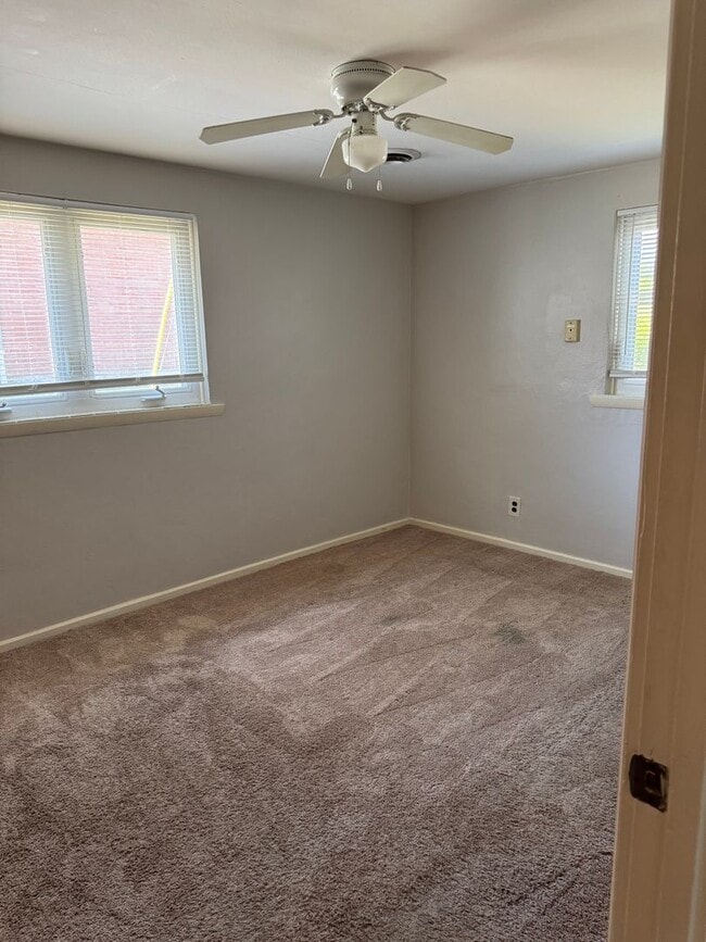 Building Photo - Cozy Two Bedroom Single Family Home