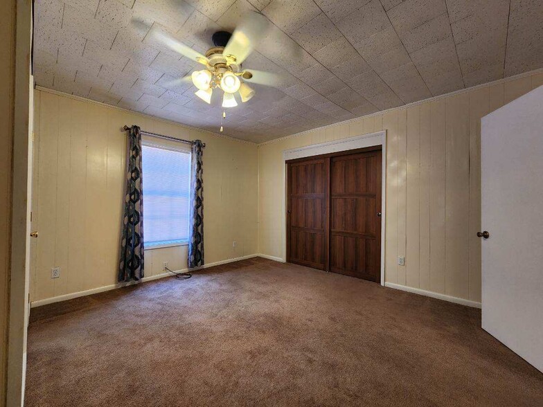 King size bedroom - 6 Odess Ln