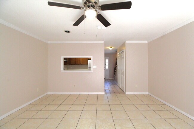 Building Photo - Charming Townhome with Fireplace & Fenced ...