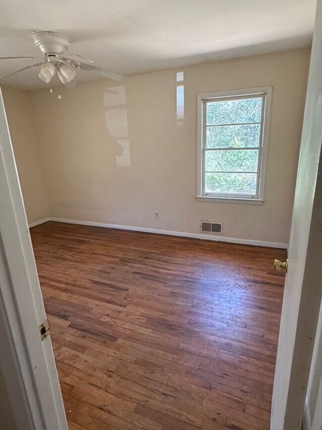 Building Photo - 10-12 Milledge Ct