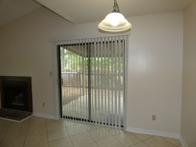 Building Photo - Charming 2-Bedroom Apartment - Prime Location
