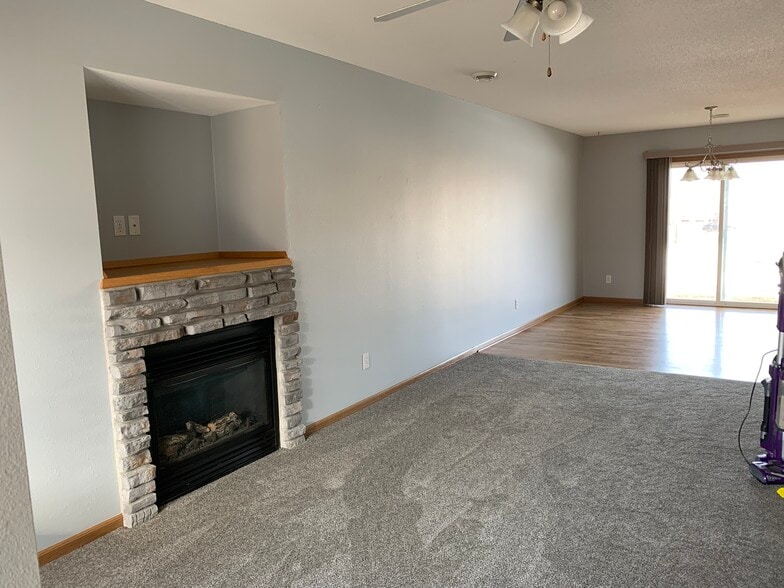 Living/dining area - 435 Cedar Pl