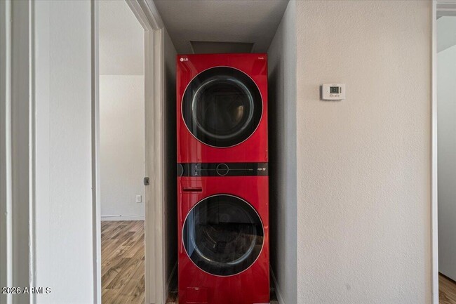 Building Photo - 1346 E Mountain View Rd