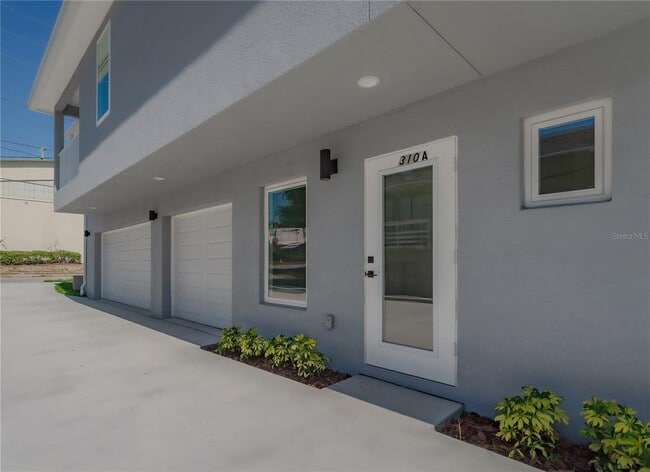 Building Photo - 310 Hibiscus St