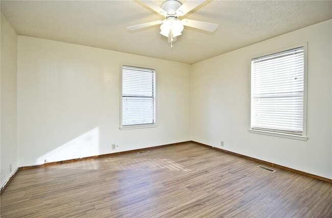 Building Photo - 726 McClure Ave