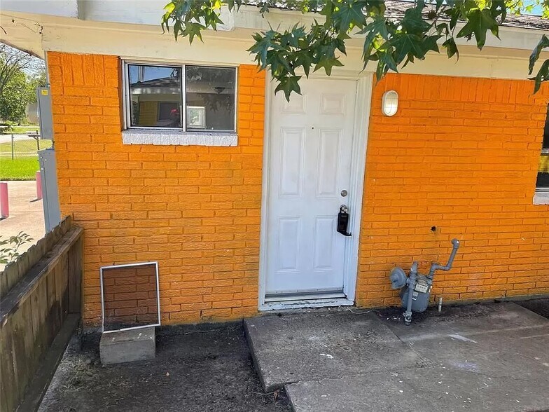 Back View - 7803 Glass St