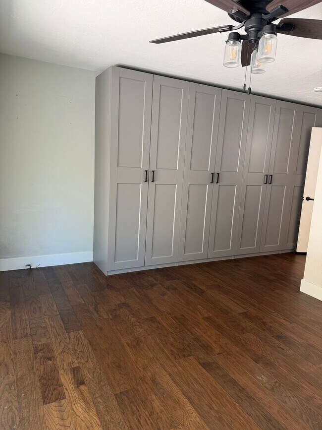 Building Photo - 5447 Anselmo Ct