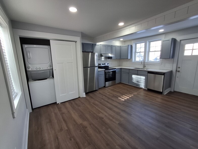 Building Photo - 27 Oak St