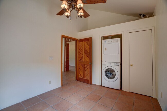 Building Photo - 2 Bedroom plus Office in Main House & Stud...