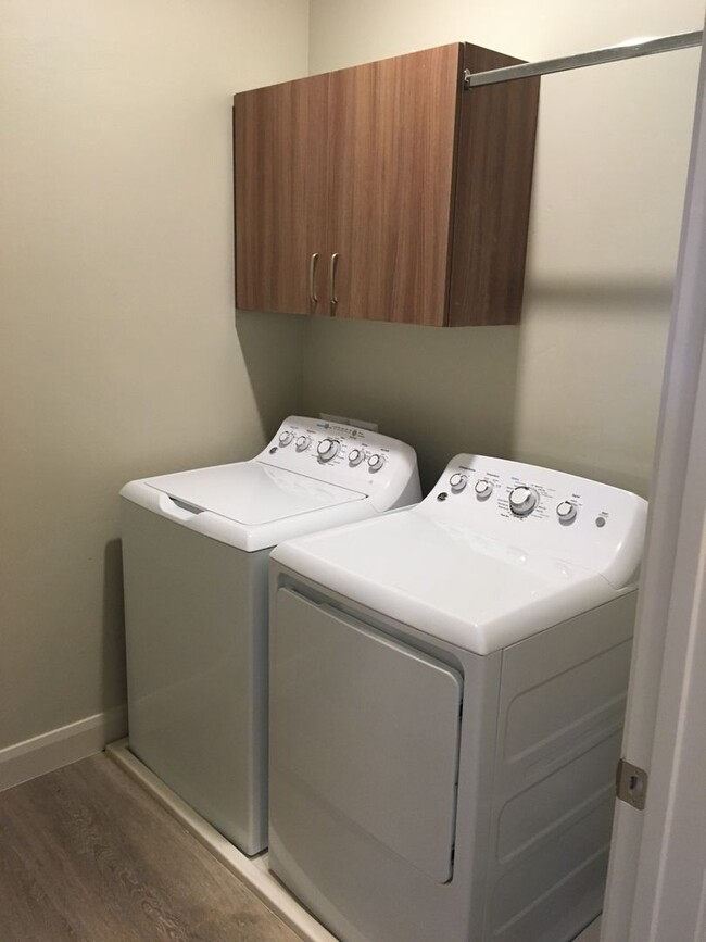 Building Photo - 3 bed 2.5 bath Townhome for rent, small dog allowed!