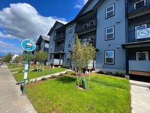 Building Photo - ROOM #2 FOR RENT in a 3 bed/1 bath Apartment, with shared living spaces. WWU Students Welcome!