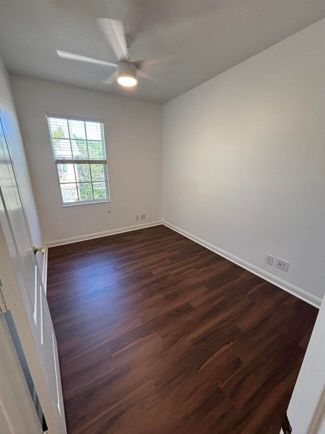 Building Photo - 140 Day Lily Dr