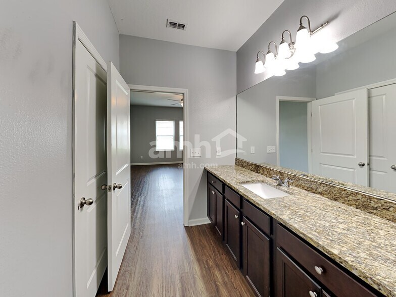 Building Photo - 4890 St James Ln