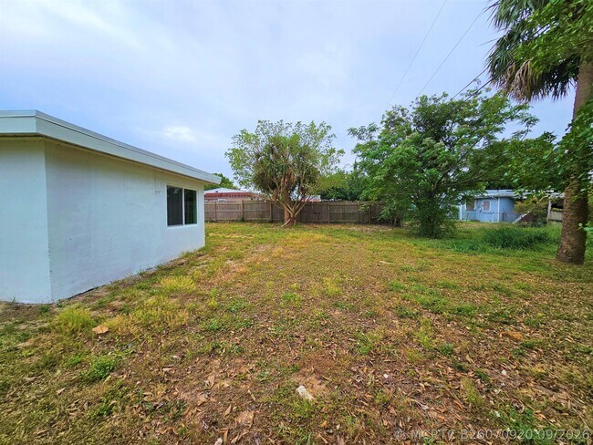 Building Photo - 261 6th Dr SW