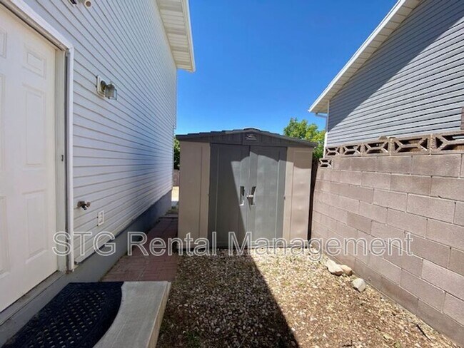 Building Photo - 2215 Chandler Dr