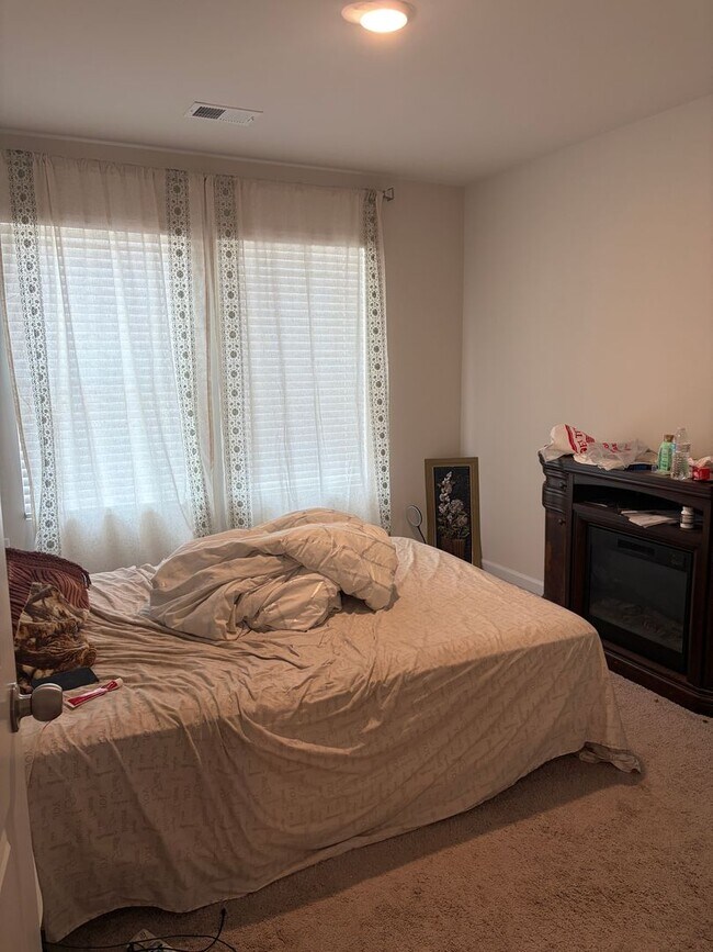 Building Photo - Beautiful Townhome