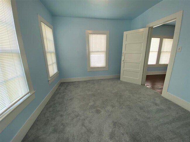 Building Photo - 6110 Schuler St