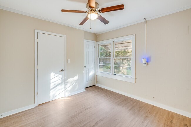 Building Photo - Bright 2 Bedroom Apartment Unit A