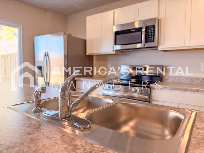 Building Photo - Bright and Spacious Lincoln Townhome for R...