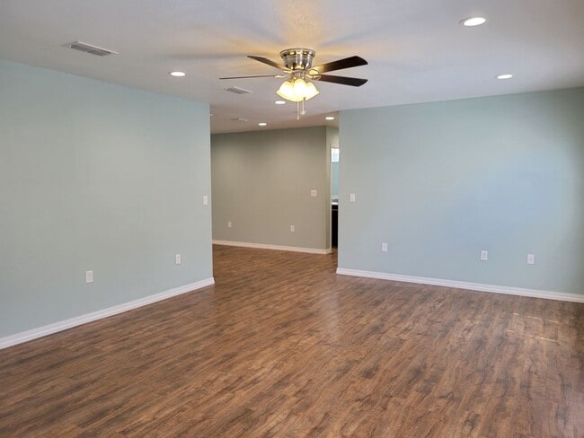 Building Photo - rf2616