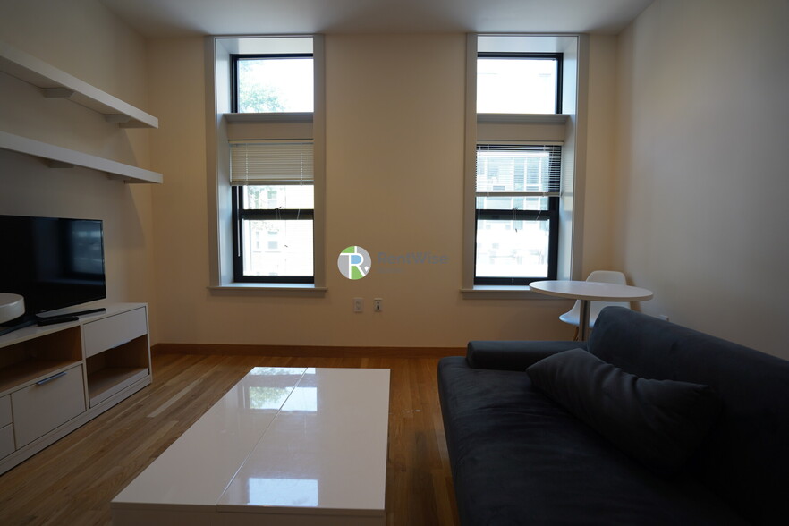 Building Photo - 115 Mt Auburn St