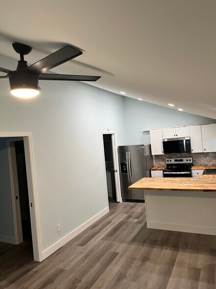 Building Photo - 1911 Capital St