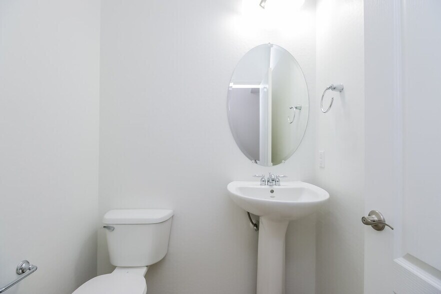 Building Photo - 545 E Navajo Trail