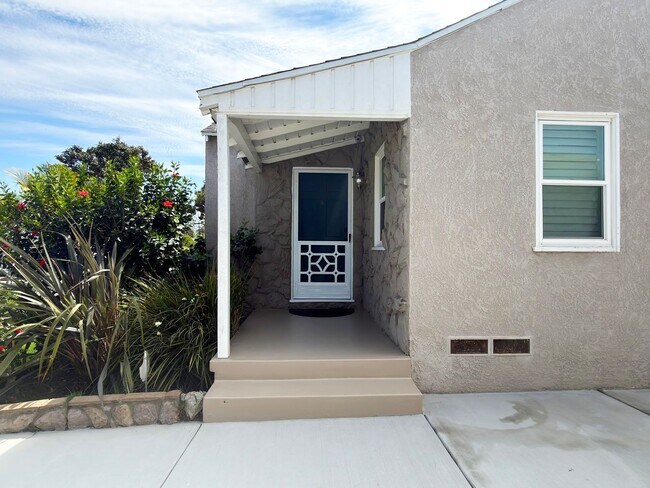 Building Photo - **2025 Euclid Ave Long Beach** Beautiful 3 bedroom 2 bath !!2 weeks free OAC!!