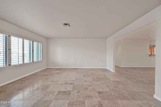 Building Photo - 1831 E La Jolla Dr