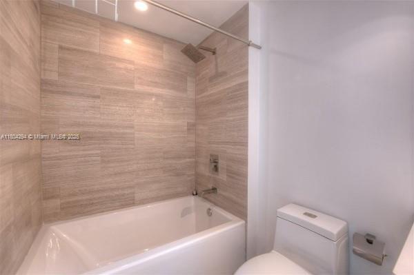 Building Photo - 1300 Brickell Bay Dr
