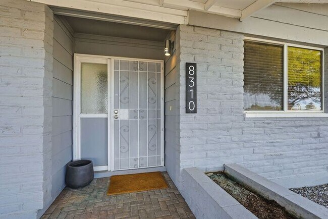 Building Photo - Spacious 3-Bed, 2-Bath East Tucson Home with Large Yard & Open Layout