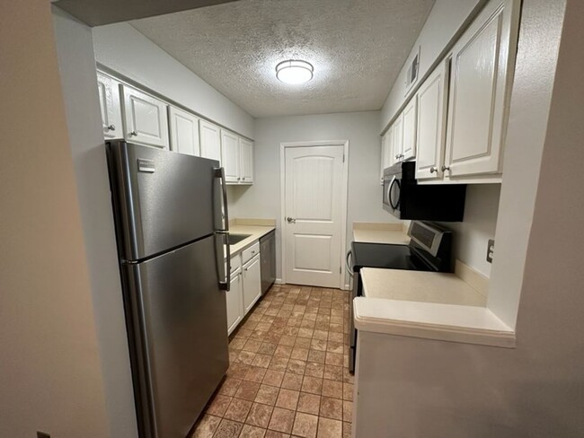 Building Photo - Renovated Condo Available in Sandy Springs!