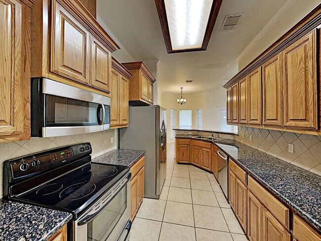 Building Photo - No Applications Fees* $500 off first month...