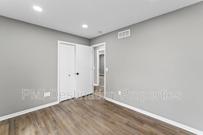 Building Photo - 2081 Willow Ln