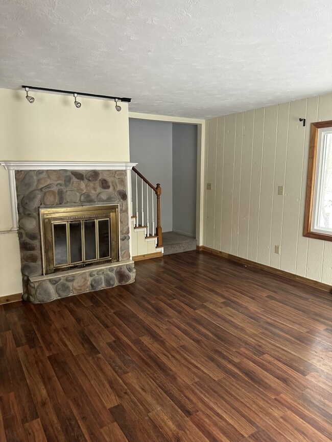 Building Photo - 9 S 160th Ave