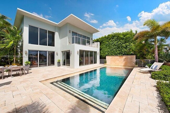 Building Photo - 405 E San Marino Dr