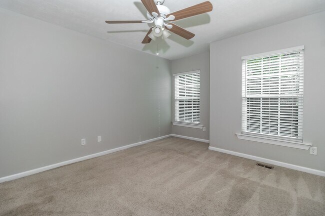 Building Photo - Large 3 bedroom (plus bonus), 2 1/2 bath home in Canterbury Farms!