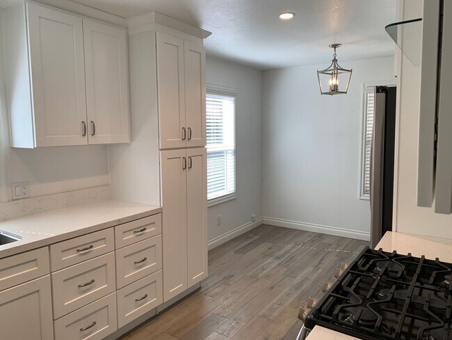 Building Photo - Charming 3+1 Canyon Country Cutie Nestled in the Hills!