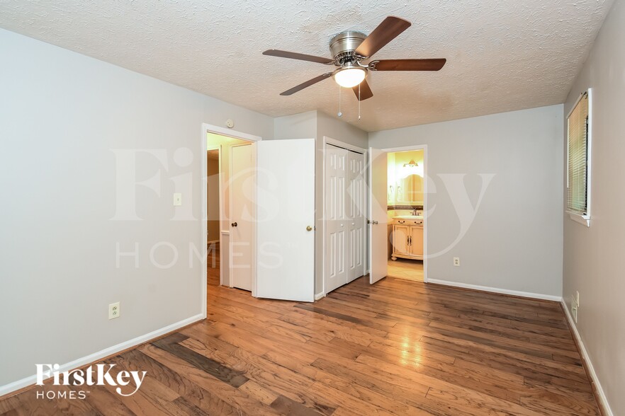 Building Photo - 3704 Newport Dr