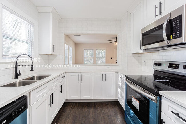 Building Photo - 3 Bed/2 Bath Home with Fenced Yard & Off-Street Parking / Pet-Friendly / Coming Soon!