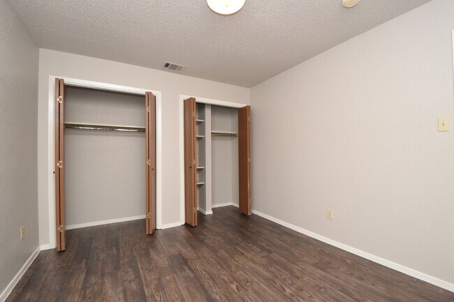 Building Photo - Dellrey-12309