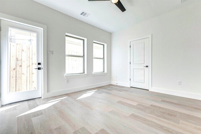 Building Photo - 5638 Dolores St