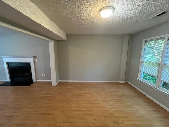 Building Photo - Lovely 3 bedroom, 2.5 bathroom 2-story hom...