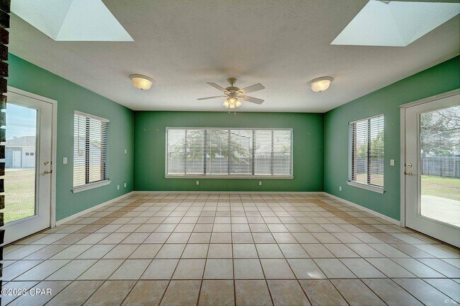 Building Photo - 2422 Thames Dr