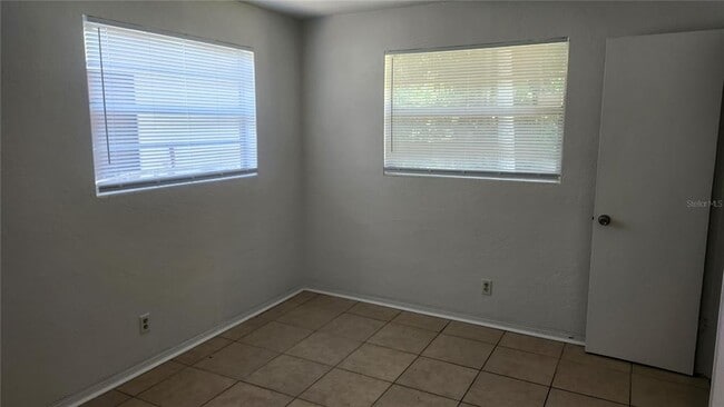 Building Photo - 565 3rd Ave