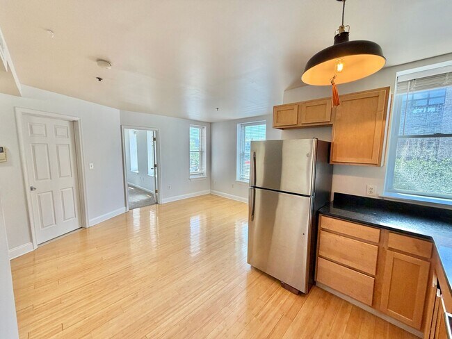 Building Photo - Great 1 Bed 1 Bath in Eckington/Bloomingdale at the Madison Condominiums